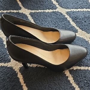 Tahari Gallery Pump | Black | Size 6.5 | 3.5" Heel